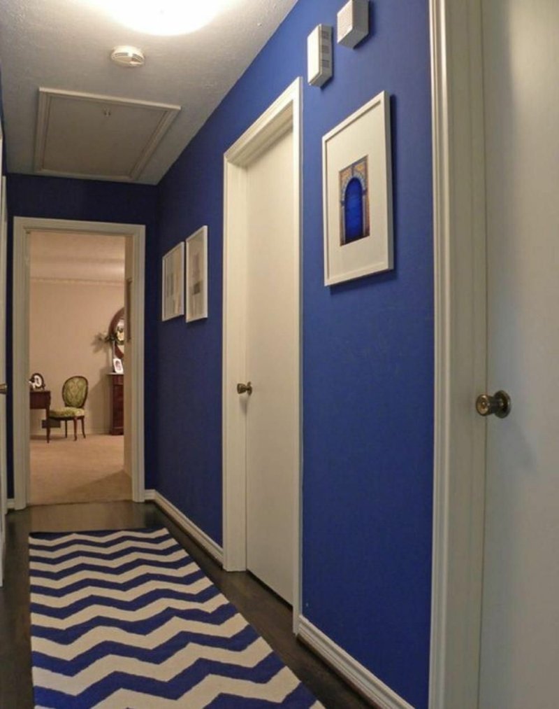 färgschema i korridoren mörkblå väggfärg matta sicksack vita dörrar