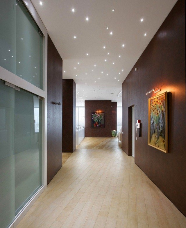 väggar-design-mättade-färger-brun-laminat-golv-ljus