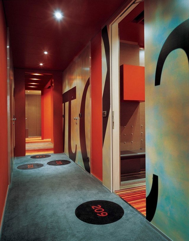 hotell-korridorer-väggar-dekorativa-dekorerade-färger-mönster-mattor