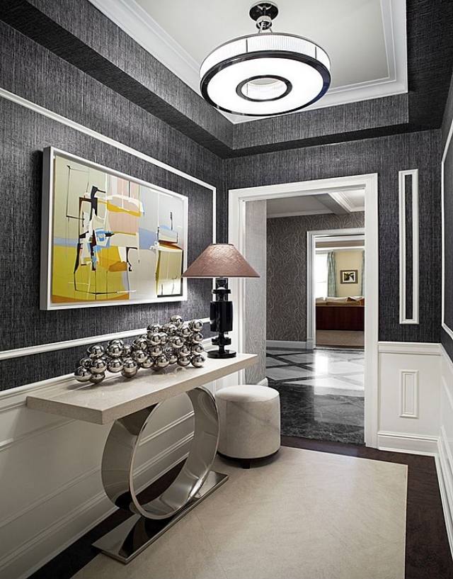 modern-korridor-design-tapeter-antracit-grå-mönstrad-design-bordsmatta