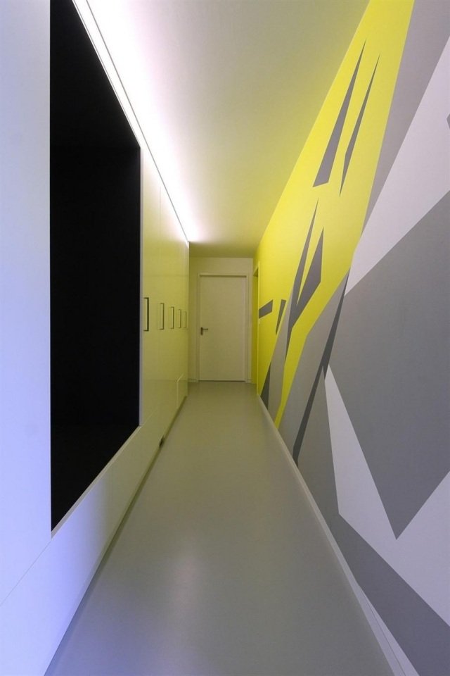 korridor-design-med-färg-abstrakt-geometrisk-former-komposition-gul-grå