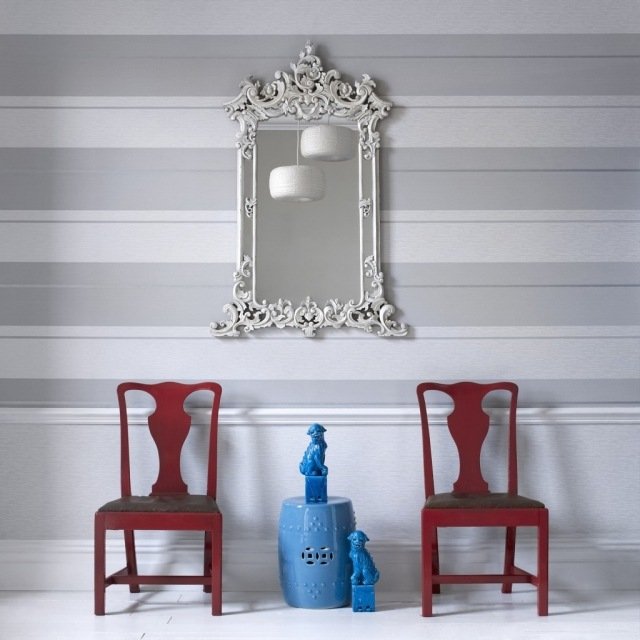 korridor-väggar-tapeter-design-neutral-färg-stolar-röda-dekorationer-golv