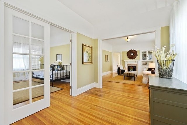 modern-lägenhet-skjutdörrar-hall-ren-vita-väggar-golv-laminat