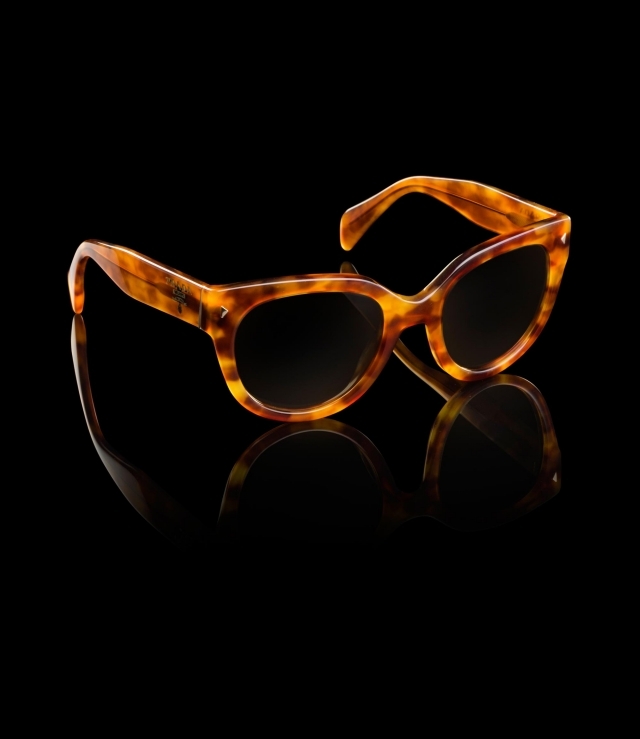 Eldröda-solglasögon-gula-mönster-trendiga-ser-hög-UV-skydd-prada