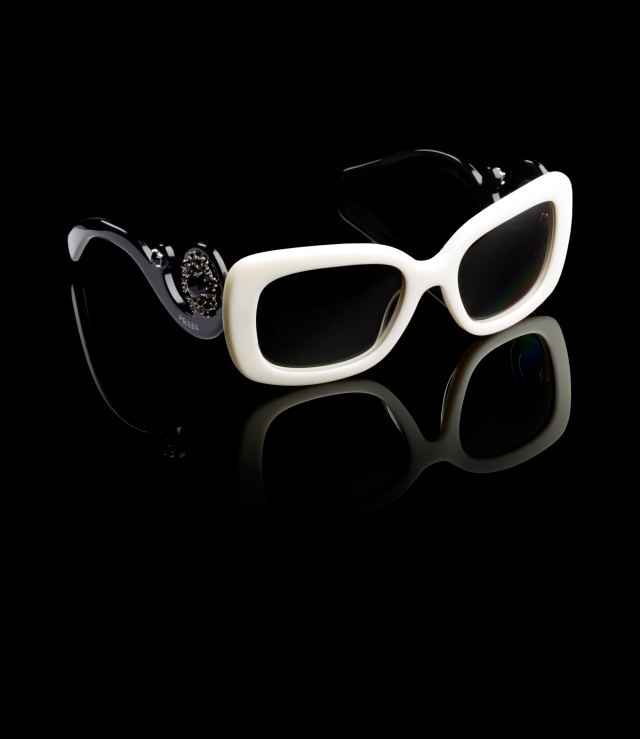 vita solglasögon-kvinnor-prada-lyx-glasögon-UV-skydd