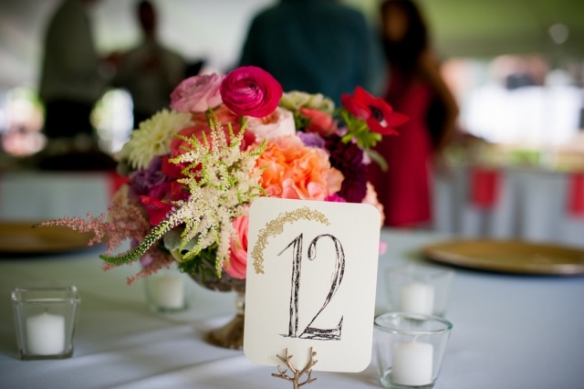 bröllop-dekoration-etiketter-nummer-bord-blommor