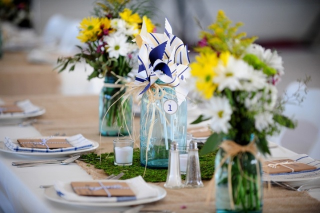 blommor-bukett-bord-dekoration-utanför-bröllop