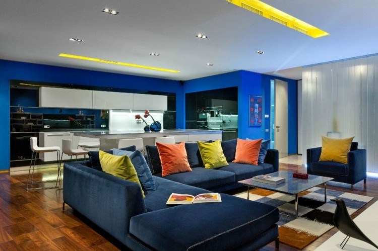 Färgdesign av lägenheten koboltblå-väggfärg-golvhörnsoffa i trä