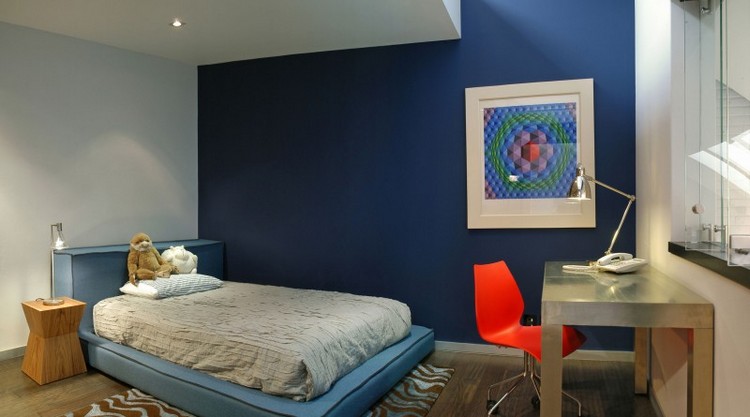 färg-design-lägenhet-koboltblå-vägg-barnrum-stoppad säng-himmelblå