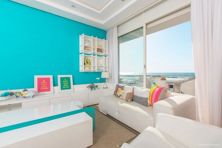 färg-design-lägenhet-turkos-vita-möbler-solljus