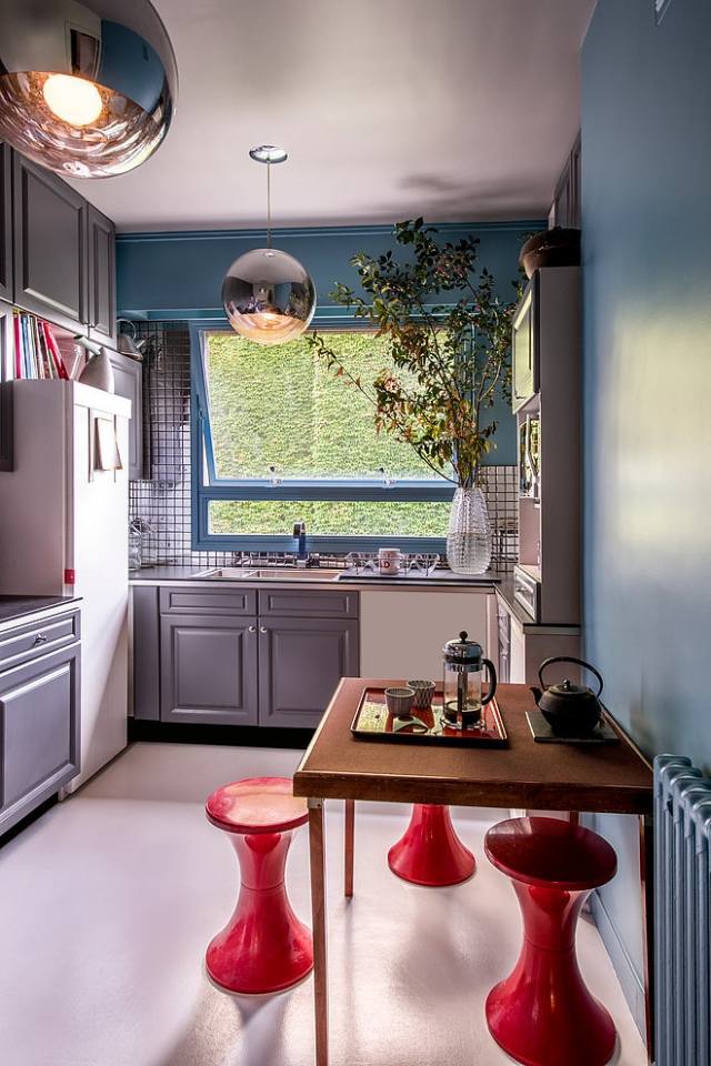 Färg-design-kök-blå-vägg-röda-stolar-victor-hugo-lägenhet
