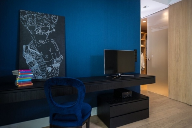 färg-design-lägenhet-mörk-blå-svart-möbler-skrivbord