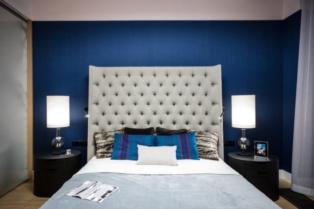 mättad-blå-färg-design-av-lägenheten-sovrum-stoppad säng-sänggavel-vit