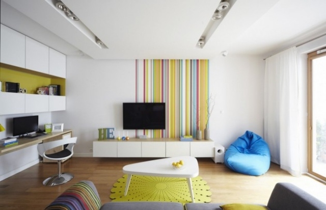 gröna-ränder-vardagsrum-vita-väggar-beanbag-design-blå-modern