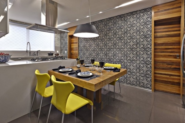 kök-med-matsal-stolar-moderna-gula-omslag-mönster-tapet-grå