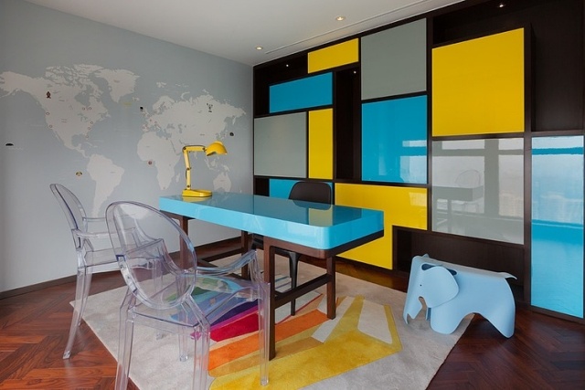 mondrian-look-wall-design-gul-blå-yta-transparent-stolar