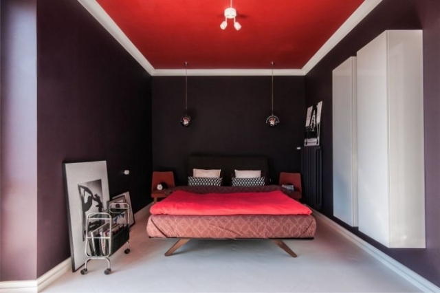 sovrum-röda-sängkläder-tak-upphängda-vit-garderob-blank front