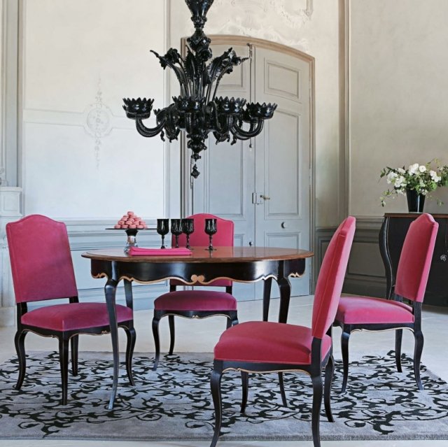 rosa-svarta-stolar-lyx-ljuskrona-matsal-möbler-idéer