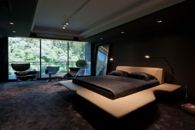 puristisk-sovrum-svart-vägg-måla-matta-balkong-möbler