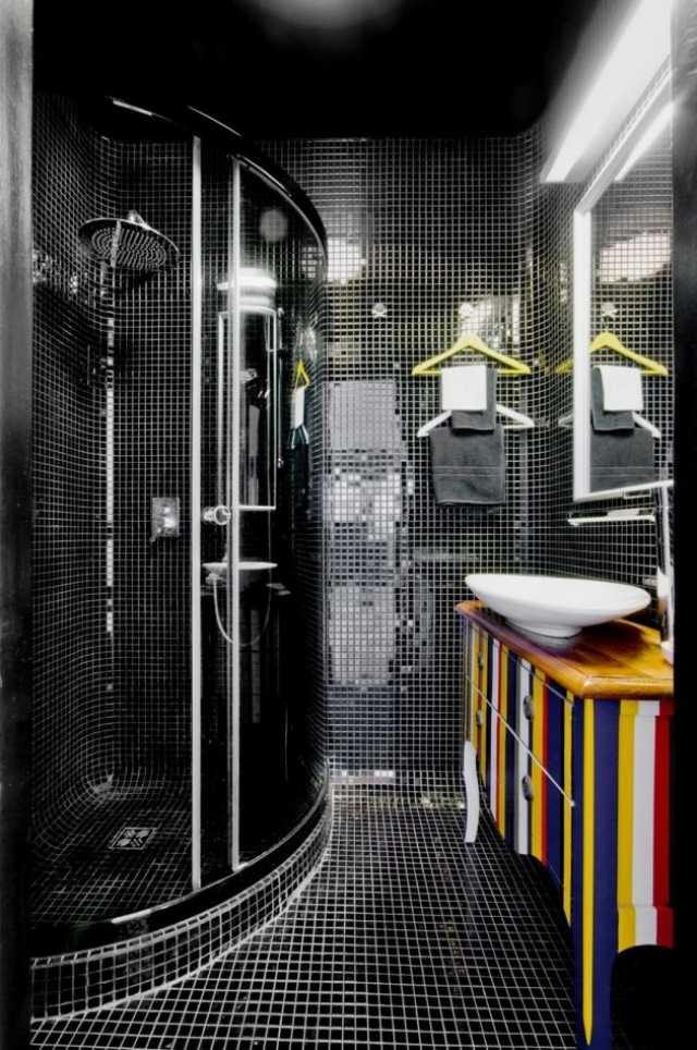svart-mosaik-kakel-badrum-dusch-skåp-flerfärgade-ränder-skåp