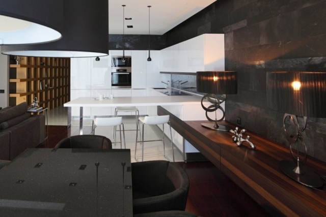 svart-vit-lägenhet-puristiska-kontraster-massivt trä-möbler-lackerade