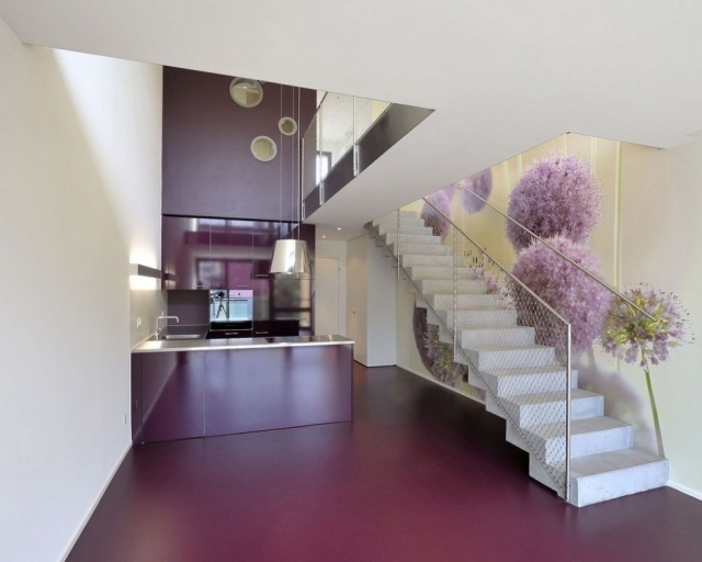 levande-idéer-design-färg-trappa-golv-hög-loft-mörk-violett