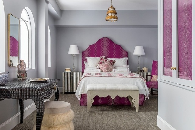rosa-tjejer-rum-säng-i-kunglig stil-smink-bord-böjda ben