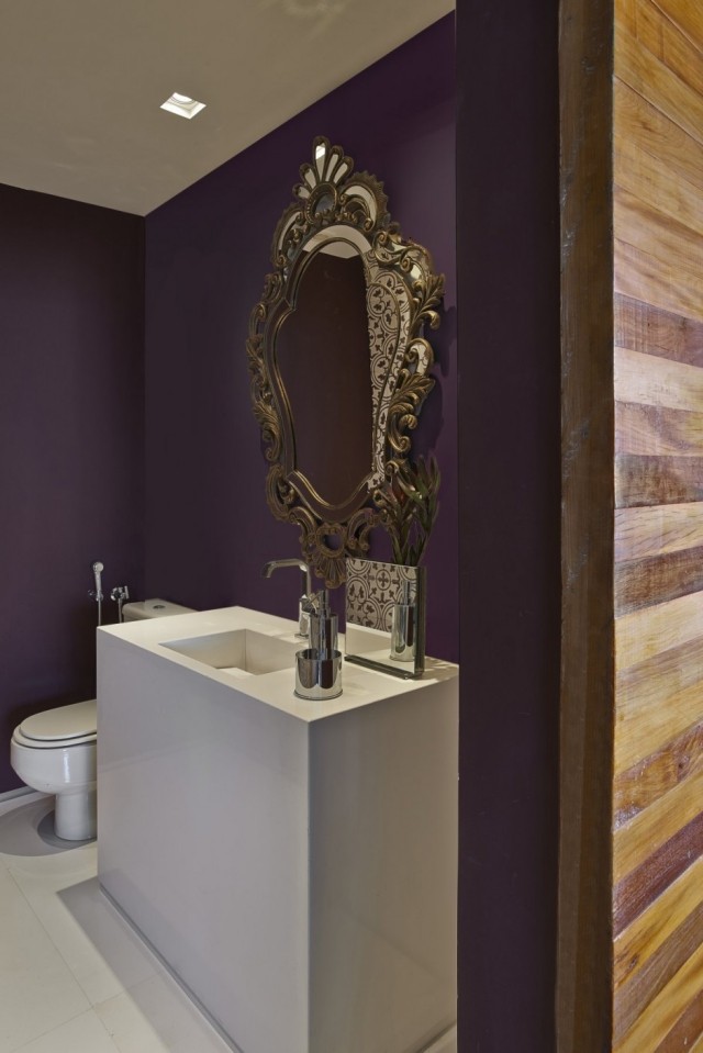 lila-vägg-badrum-utan-fönster-handfat-underskåp-dekorativ-spegel