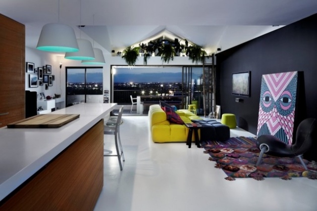 design-modern-lägenhet-vägg-färg-mörk-violett-gul-soffa