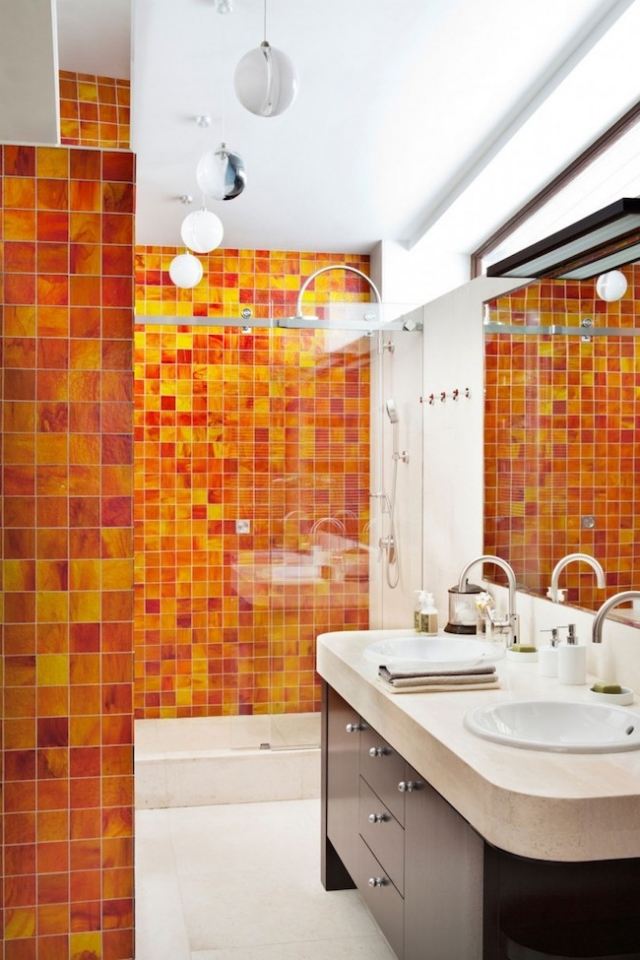badrum-mosaik-kakel-vägg-orange-gul-keramisk-glasad