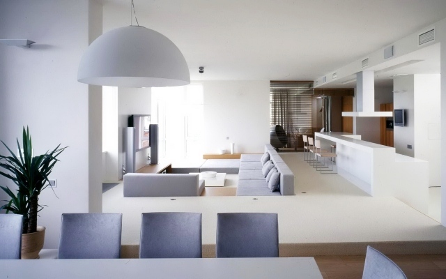 puristisk-vit-lägenhet-grå-stolar-raklinje-design-soffa
