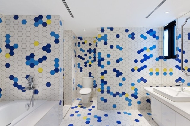 badrum-idéer-sexkantiga-mosaik-kakel-färgglada-blå-gula-accenter-uppsättning
