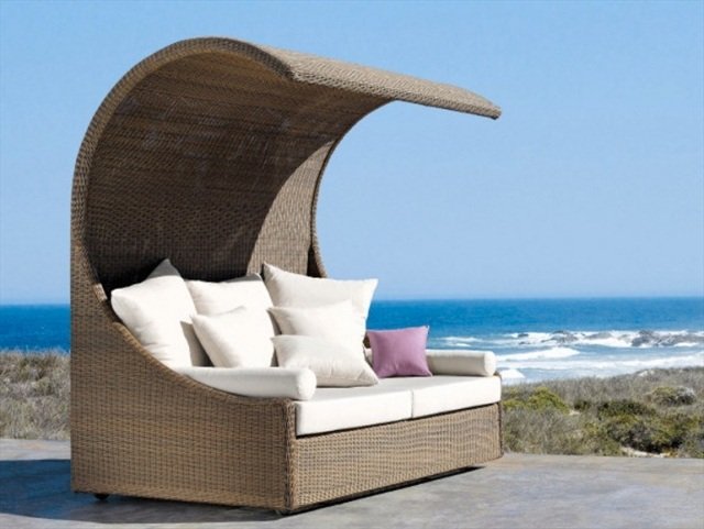 Lounge-säng-relax-soffa-med-markis-rotting-trädgård-lounge-orlando-manutti