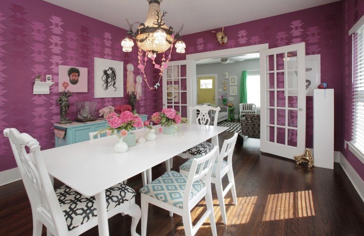 väggmålning-idéer-mönster-violett-stencil-vit-matsal-möbler