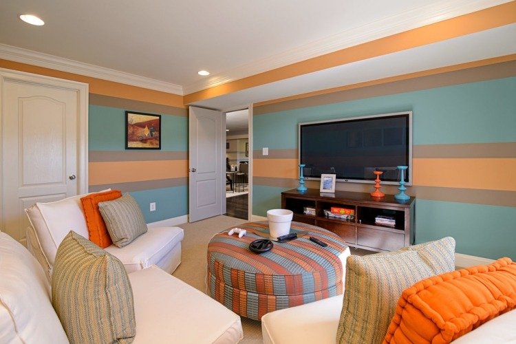 väggmålning-idéer-vardagsrum-ränder-ljusblå-orange