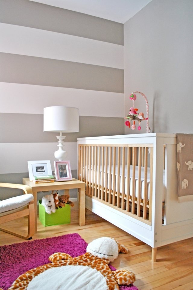 ränder-väggmålning-baby-rum-vit-grå