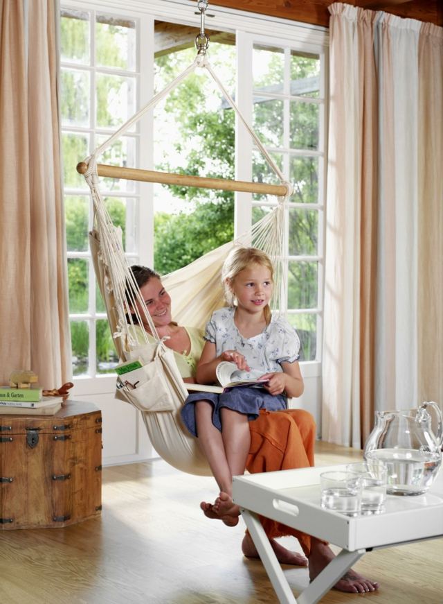 litet moderbarn gunga hängande stol vardagsrum