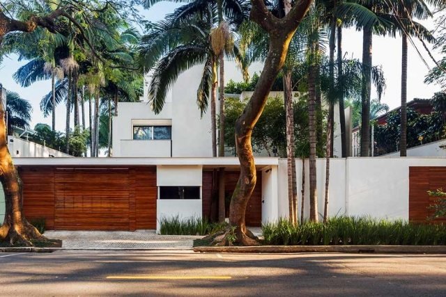 modernt hus palmer trä garageport vit vägg