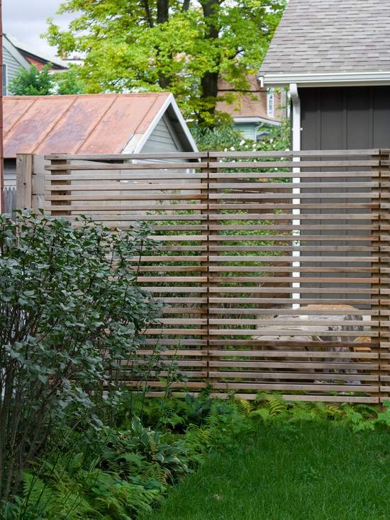 trädgård staket trä lameller sekretess skärm främre gården ormbunkar buskar