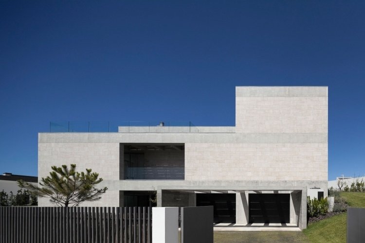 trädgård-staket-idéer-sekretess-skydd-vitt-hus-antracit-grå-minimalistisk-modern-arkitektur