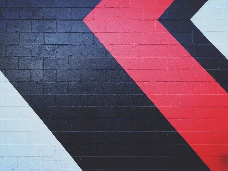 väggdesign färg-mönster-svart-röd-vit