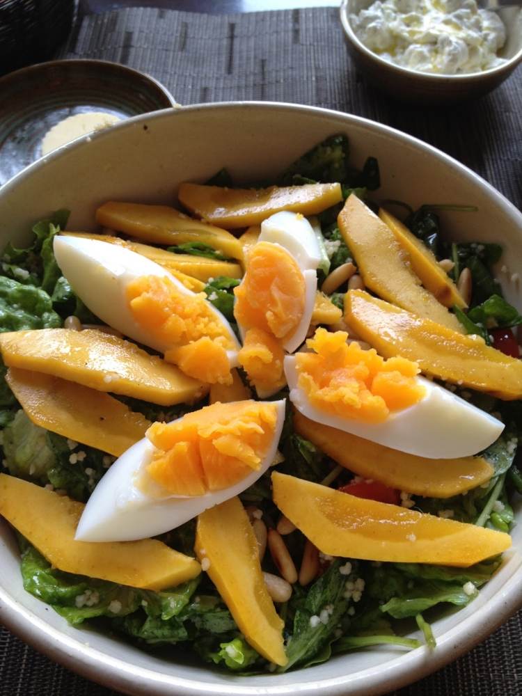 Detox recept sallad-mango-spenat-ägg