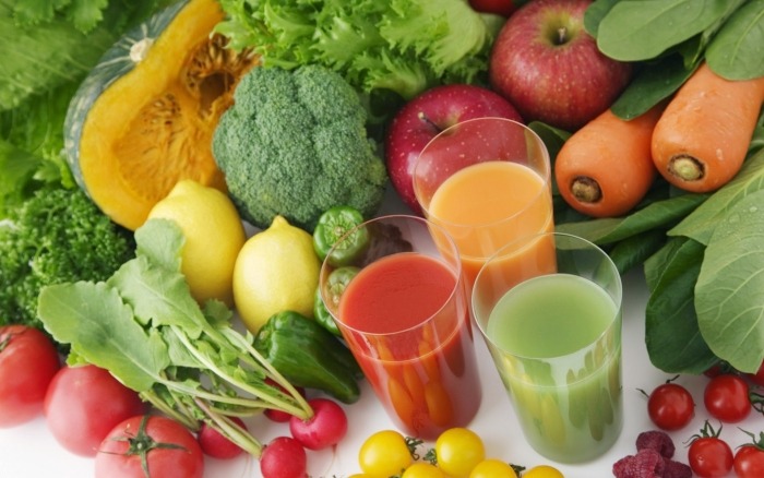 Kroppsdetox-med-juicer-frukter-gröna-bladiga-grönsaker