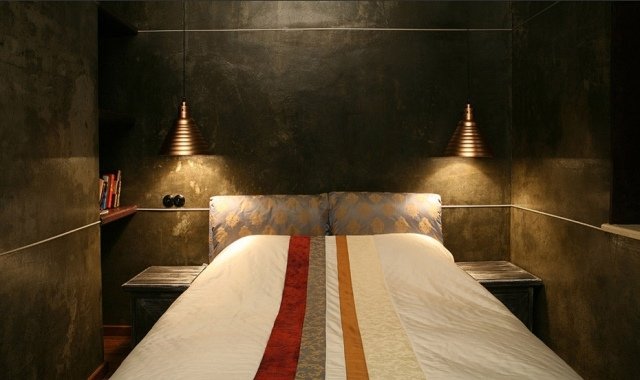 hängande lampor i litet sovrum mörk väggfärg