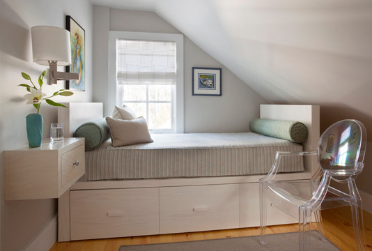 litet sovrum sluttande tak bäddsoffa säng bas akryl stol