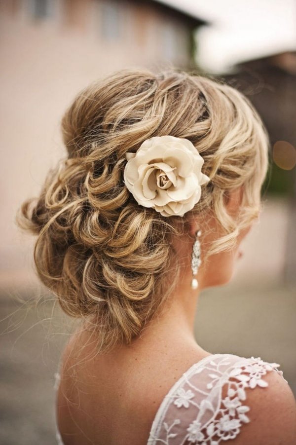 bröllop-frisyr-med-blommor-hår-knutar