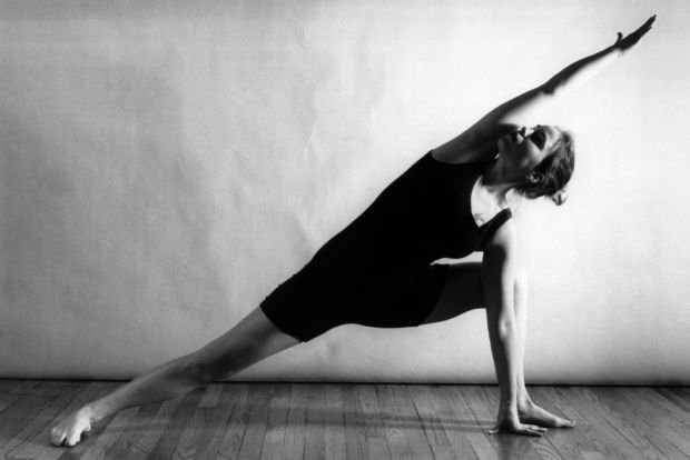yoga asana utövar effektivt kropps- och själsinflytande
