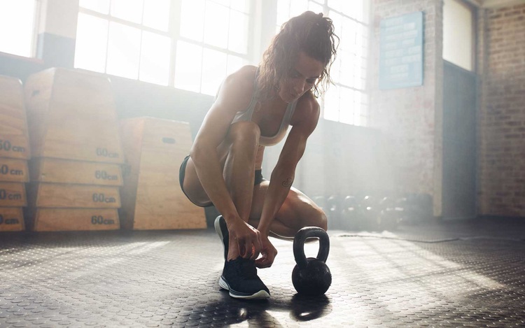 Kettlebell-övningar-nybörjare-träning-kvinnor-män