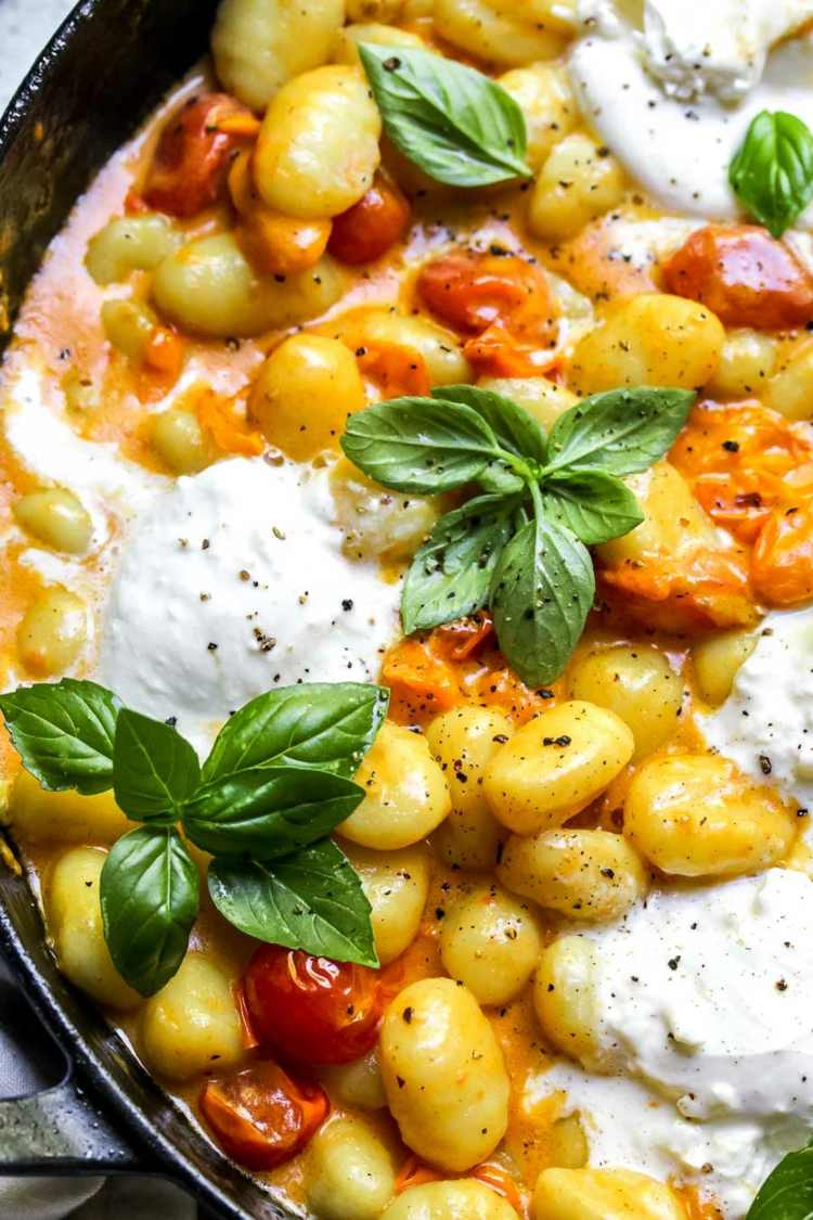 Gnocchi -recept med vitlök, färska tomater, ost och basilika