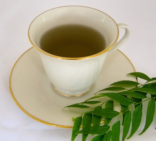 Τσάι με φύλλα κάρυ για τα μαλλιά